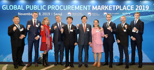 코트라는 6일부터 8일까지 서울 삼성동 인터콘티넨탈 코엑스에서 산업통상자원부, 조달청, 외교부와 공동으로 '공공조달 수출상담회'를 개최한다고 밝혔다. 6일 행사장에서 권평오 코트라 사장(왼쪽 여섯번째), 정무경 조달청장(왼쪽 다섯번째), 보일란 바르비요 유엔제네바사무국 조달관(왼쪽 일곱번째) 등 주요 관계자들이 개막 기념 촬영을 하고 있다. <코트라 제공>